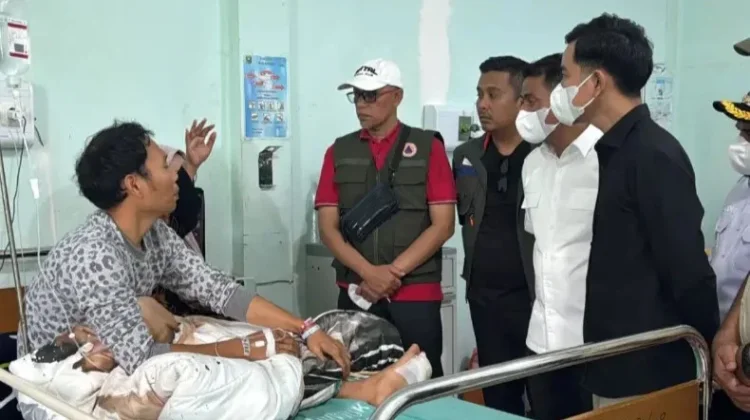 Gibran Visits Solok Hospital, Asks Health Workers to Care for Flash Flood Victims
