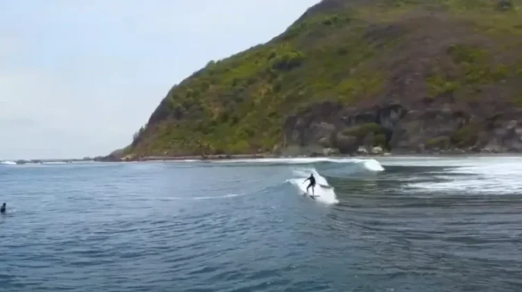 Air Guling Pairs Fast Barrels with Long Right-Hand Rides for Surfers