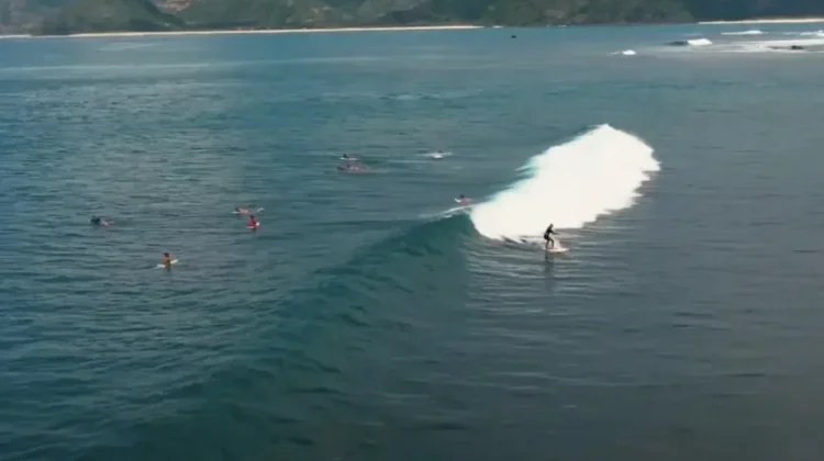 Mawi’s Hollow A-Frame: A Powerful Surf Break West of Kuta Lombok