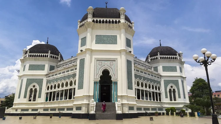 Al-Mashun Grand Mosque: Historic Landmark of Medan