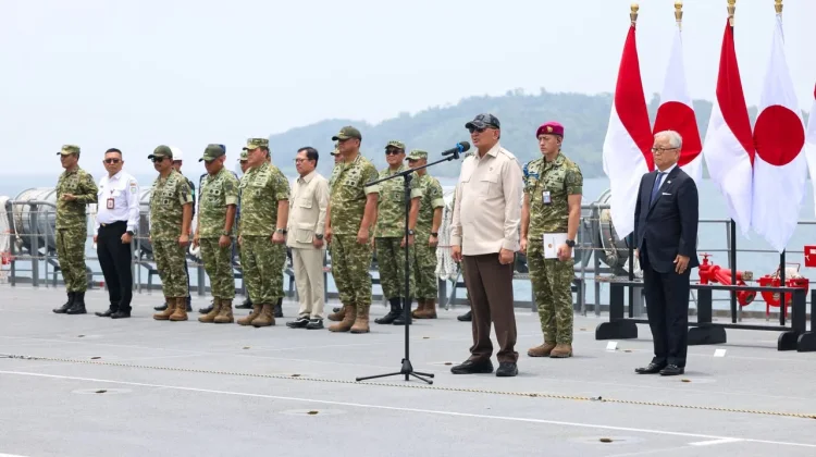 Defense Minister Sjafrie Presents Dharma Samudera Medal to JMSDF Personnel