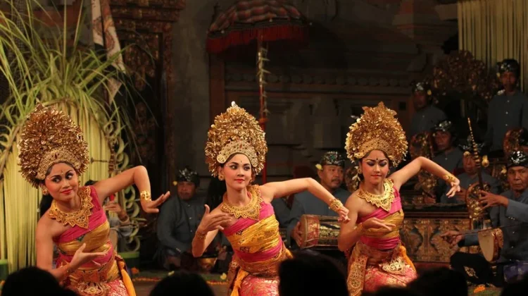 Pendet Dancers Present Bali’s Charm