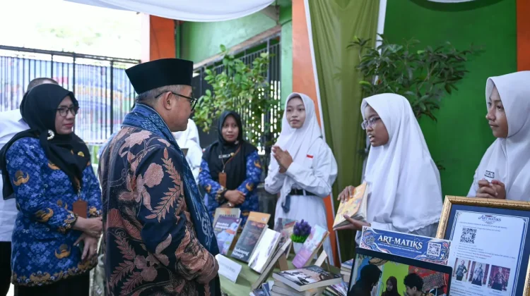 Students Combine Mathematics and AI to Preserve Sidoarjo Batik - RRI.co.id