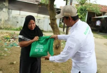 Indonesia’s National Zakat Agency Distributes Aid Ahead of Ramadan