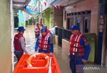 Jakarta Police Rescue Residents as Kebon Pala Floods Hit 120cm