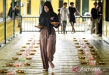 Tradition of Serving Peca Porridge at Samarinda’s Oldest Mosque