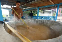 Gampong Beung Bakjok Distributes 200 packages of Ie Bu Peudah During Ramadan