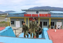 TNI Reviews 11 Secured Pioneer Airports in Papua After KKB Attacks