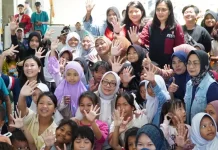 Minister Distributes Aid for Women and Children Before Eid