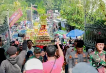 Klaten’s Grebeg Syawal Tradition Strengthens Bonds Among Thousands of Locals