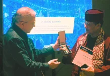 Indonesian Receives Award from Ecuador Embassy for Cultural Diplomacy
