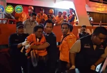 SAR Team Rescue Over 200 Passengers from a Burning Motor Vessel in East Java