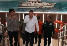 Transport Minister Inspects Victims' Evacuation of Burning Vessel in East Java