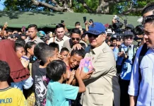 President Prabowo Visits Flores Quake Survivors, Promises Temporary Housing