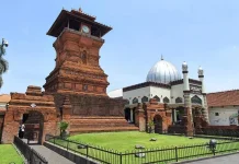 Kudus Tower Mosque Blends Hindu, Buddhist and Islamic Design