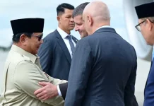 Prabowo Arrives in Vladivostok Ahead of Economic Forum, Welcomed by Students