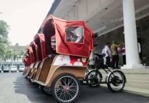 Indonesian President Distributes Electric Pedicabs to Elderly Drivers