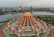 Masjid 99 Kubah: Makassar's Futuristic and Religious Landmark by the Sea