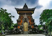 Angkul-Angkul Gate Reveals Bali's Intricate Traditional Architecture