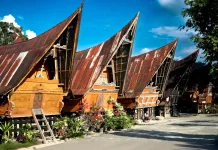 Rumah Bolon Showcases Batak Craftsmanship Through Curved Roofs and Carvings