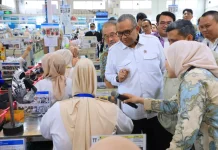 Govt Visits Serang Footwear Industry to Ensure Effective Regulations