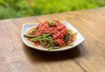 Pelecing Kangkung: Lombok's Spicy Water Spinach with Tomato Sambal