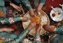 Makan Bajamba Serves Rendang on Shared Trays in West Sumatra