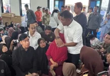 Gibran Orders Personal Doctor to Treat Solok Flood Victims at Evacuation Post