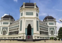 Al-Mashun Grand Mosque: Historic Landmark of Medan