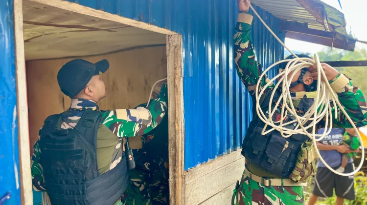 Satgas Yonif 511/DY Pasang Instalasi Listrik di Rumah Warga Lanny Jaya