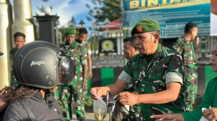 Kodim 1702/JWY Membagikan Takjil Buka Puasa Kepada Masyarakat