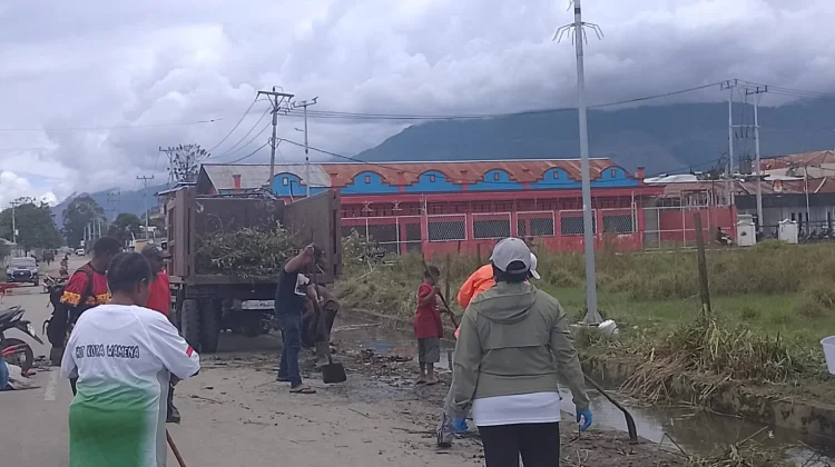 Hari Sampah Nasional, DLH Jayawijaya Bersihkan Drainase Tersumbat di Kota Wamena