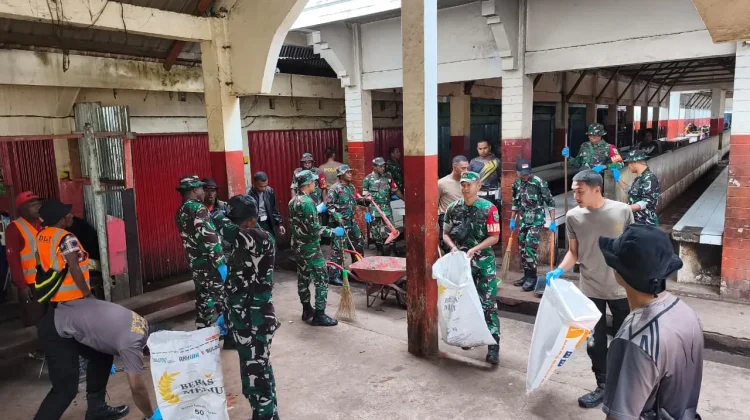 Wujud Nyata Peduli Lingkungan, Sinergi TNI-Polri Bersihkan Pasar Wouma