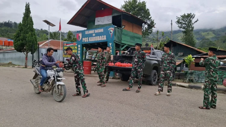 Raih Berkah Ramadan, Satgas Yonif 511/DY Pos Kout Karubaga Berbagi Takjil