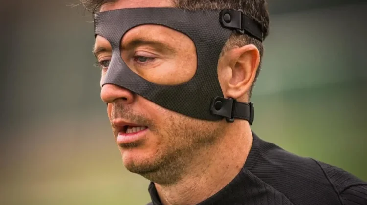 Robert Lewandowski Kembali Berlatih Dengan Menggunakan Pelindung Wajah