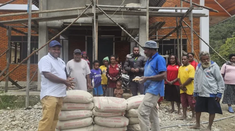 Anggota DPRP Agus Kogoya Berikan Bantuan Semen dan Dana ke Gereja