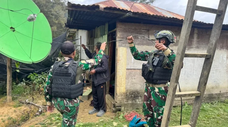 Satgas Yonif 511/DY Bantu Perbaiki Instalasi Listrik Rumah Warga di Lanny Jaya