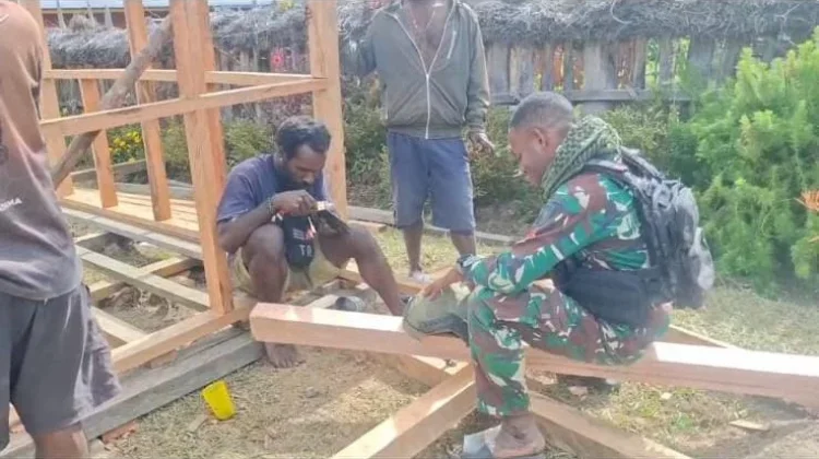 Satgas Yonif 511/DY Bantu Pembangunan Kantor Gereja di Kampung Lowanom