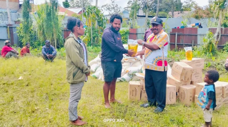 Pemerintah Nduga serahkan Bantuan kepada Kepada Warganya di Wamena