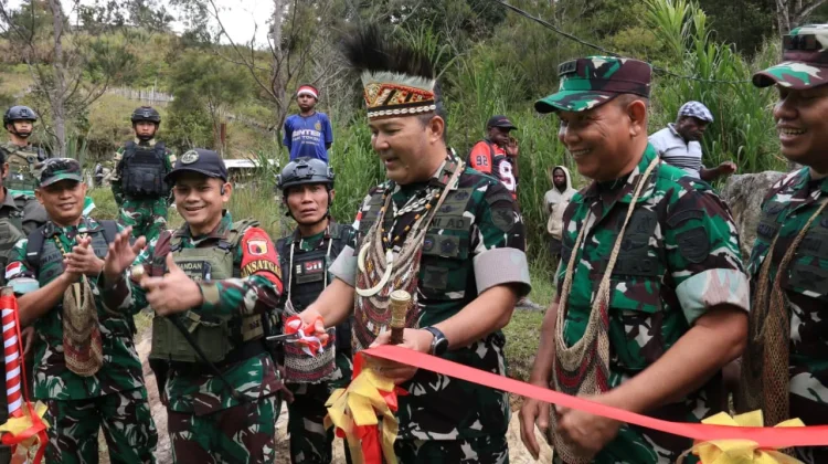 PLTMH Hasil Karya Satgas Yonif 511/DY diresmikian Danrem 172/PWY di Lanny Jaya