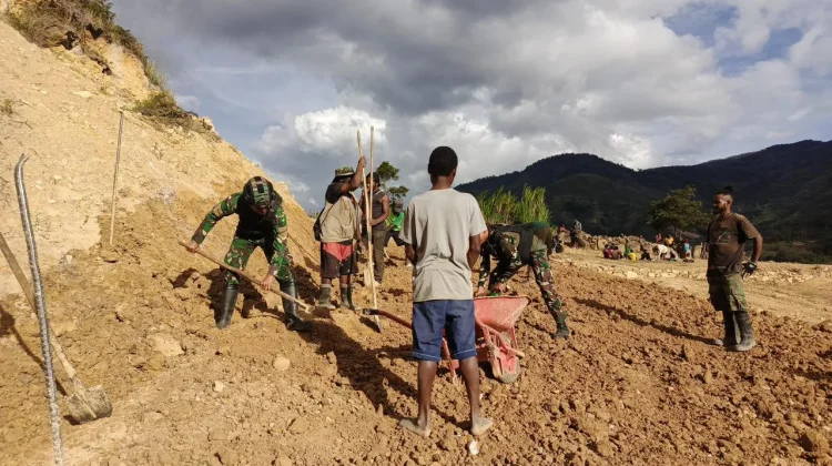 TNI dan Warga Balingga Gelar Kerja Bakti Bersihkan Jalan