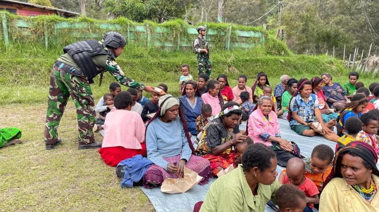 Satgas Yonif 511 Gelar Makan Bersama dengan Warga Kampung Tima saat Idulfitri