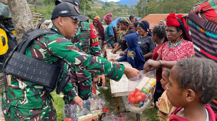 Satgas Yonif 511/DY Bagikan 100 Paket Sembako kepada Warga Distrik Pirime