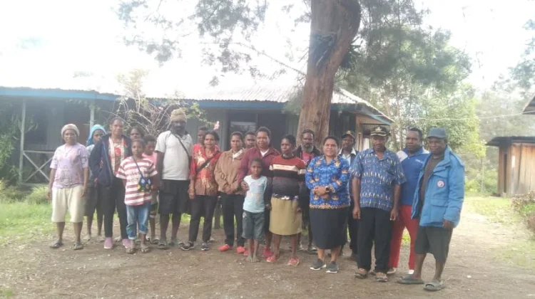 Kepala Distrik Bugukgona Tinjau Pembangunan dan Layanan Dasar di Kampung