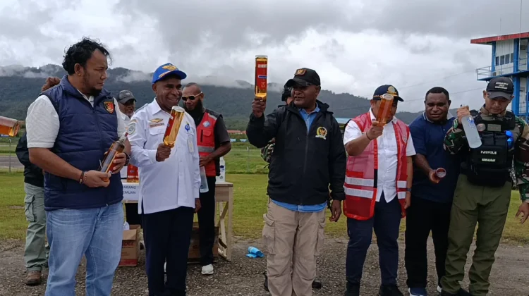 Pemusnahan Minuman Keras Ilegal di Kabupaten Pegunungan Bintang