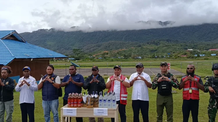 Pemusnahan Minuman Keras Ilegal di Kabupaten Pegunungan Bintang