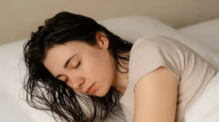 Tidur dengan Rambut Basah Tidak Sebabkan Flu