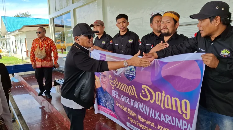 Disambut Hangat Warga dan Pemuda MAMMESA, Andi Rukman N. Karumpa Tiba di Wamena