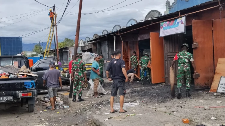Prajurit Kodim 1702/Jayawijaya Turun Tangan Bersihkan Puing Kebakaran di Wamena
