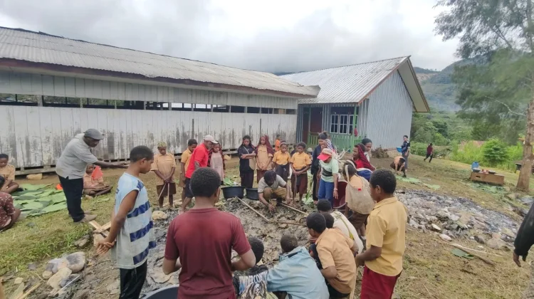 SD YPPK Santa Maria Kukding Pegubin Menggelar Praktek Bakar Batu
